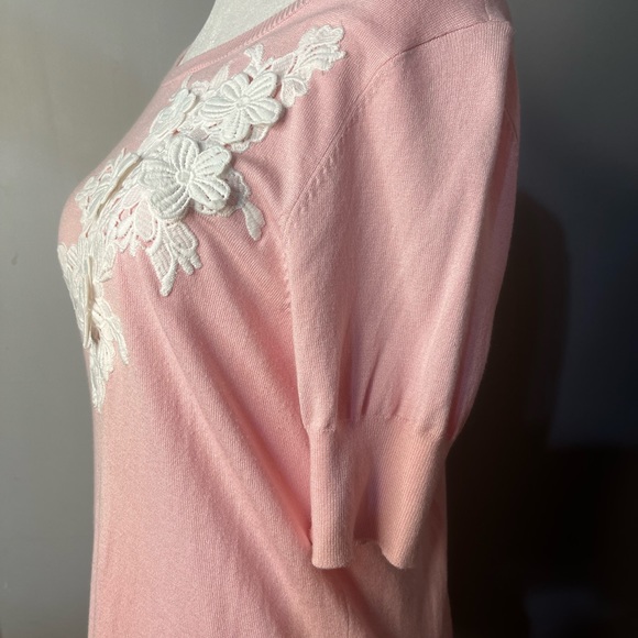 Laura Petites NWOT Soft Pink Sweater w/ Gorgeous White Flower Embellishments!! - Picture 4 of 10